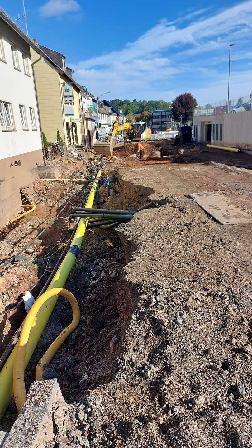 Viele Haushalte in den Flutgebieten beantragten nach dem Hochwasser Gas-Netzanschlüsse – hier wird an einer Gasleitung in der Bahnhofstraße in Kall gearbeitet. | Foto: Coswiger Tief- und Rohrleitungsbau GmbH (CTR) Viele Haushalte in den Flutgebieten beantragten nach dem Hochwasser Gas-Netzanschlüsse – hier wird an einer Gasleitung in der Bahnhofstraße in Kall gearbeitet. | Foto: Coswiger Tief- und Rohrleitungsbau GmbH (CTR)