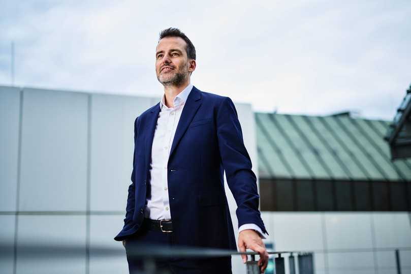 „2025 muss die Baubranche Chancen aktiv ergreifen.“ Dominik Hartmann, Co-CEO bei OneQrew | Foto: OneQrew GmbH „2025 muss die Baubranche Chancen aktiv ergreifen.“ Dominik Hartmann, Co-CEO bei OneQrew | Foto: OneQrew GmbH