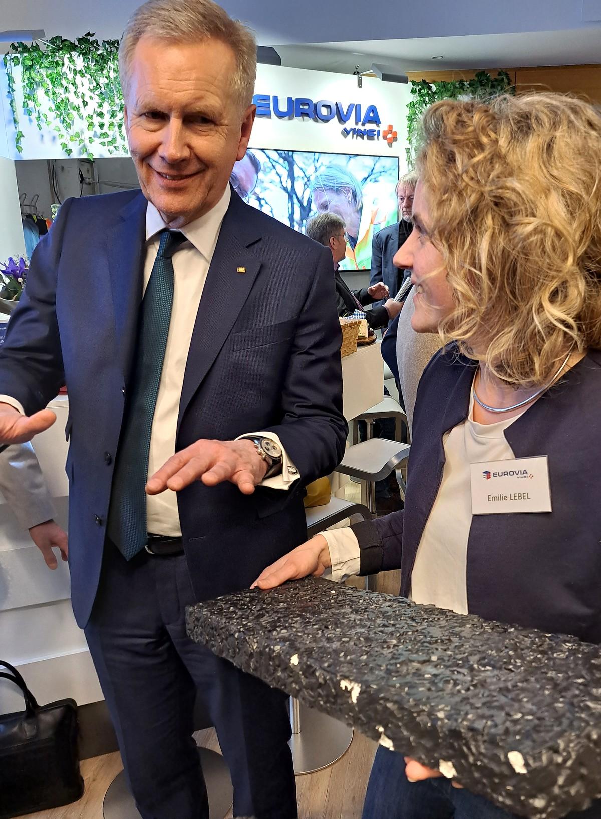Rundgang auf der Fachausstellung: Christian Wulff und Emilie Lebel (Eurovia) am Stand von Eurovia Deutschland/ Vinci Construction GmbH | Foto: DAV