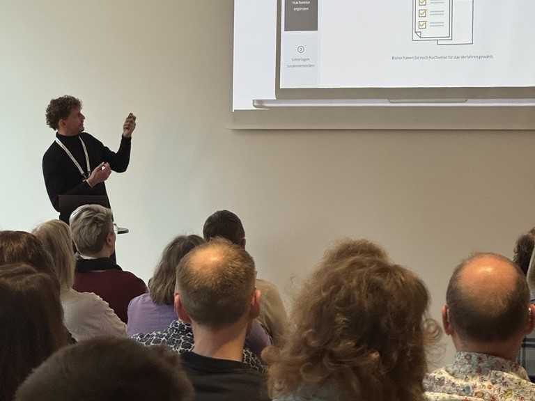 Kolja Harbs gab als UI/UX-Designer der neuen B_I eVergabe Einblicke in die Weiterentwicklung des Designs und Konzepts.