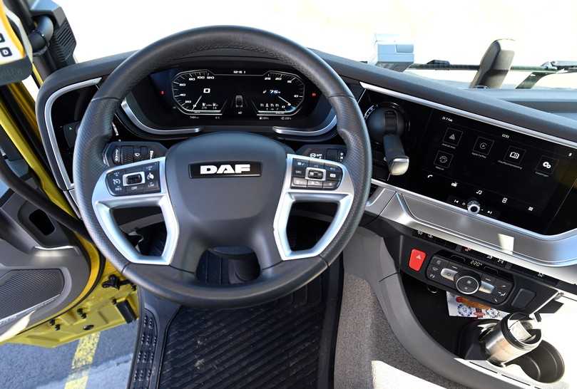 Der Arbeitsplatz im XD ist aufgeräumt und besticht durch ein digitales Cockpit. | Foto: Quatex Der Arbeitsplatz im XD ist aufgeräumt und besticht durch ein digitales Cockpit. | Foto: Quatex