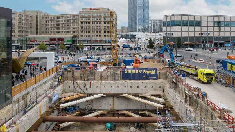 Am Alexanderplatz in Berlin hat Stump-Franki die Baugrube für den ABC-Tower fertiggestellt. | Foto: PORR Am Alexanderplatz in Berlin hat Stump-Franki die Baugrube für den ABC-Tower fertiggestellt. | Foto: PORR