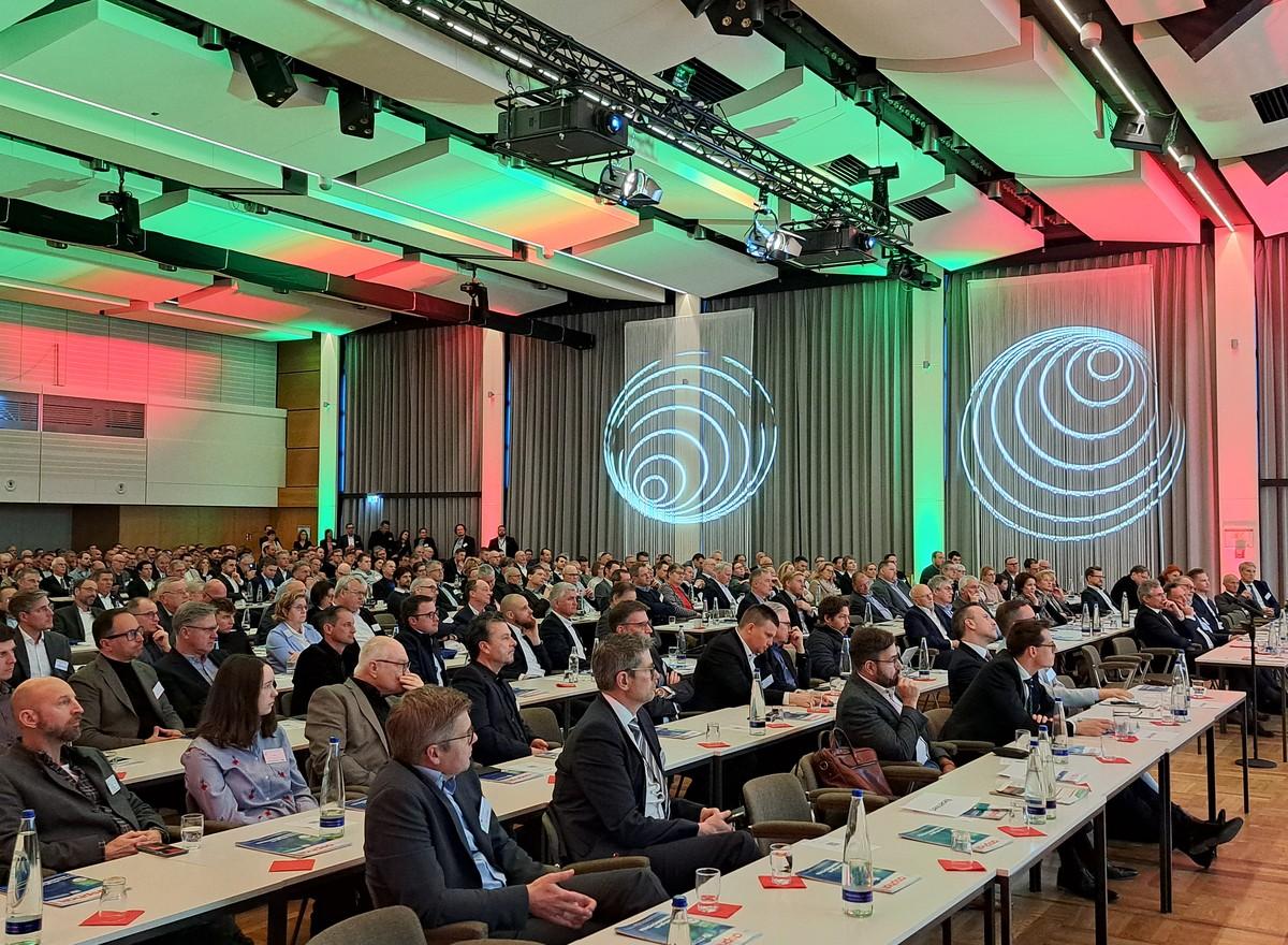 01 Das Publikum bei den 21. Deutschen Asphalttagen 2023 in Berchtesgaden: Mit nahezu 1.100 Anmeldungen hatte der Kongress mehr Besucher als je zuvor. | Foto: DAV