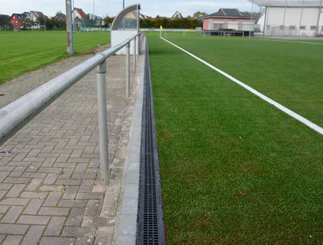 Das Rinnenfiltersystem Sportfix Clean hält Mikroplastik und das Infillmaterial Kork zuverlässig zurück. Das Rinnenfiltersystem Sportfix Clean hält Mikroplastik und das Infillmaterial Kork zuverlässig zurück.
