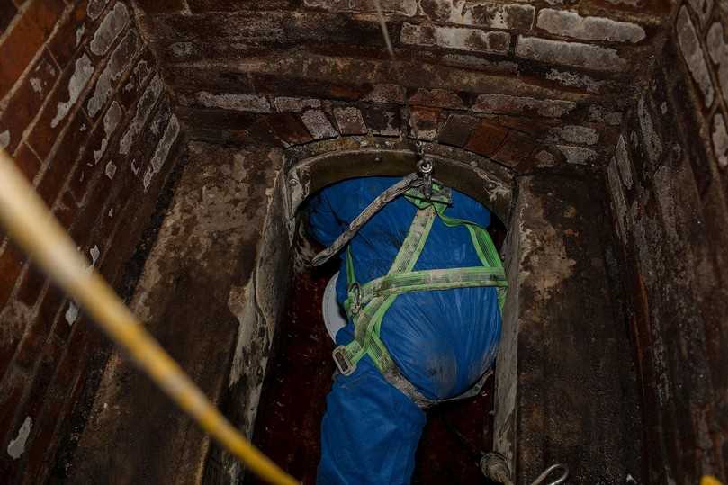 Enge Angelegenheit: Zur Probenentnahme muss der Aarsleff-Mitarbeiter in den Kanal DN 600. Hierbei trägt er eine Schutzausrüstung und ist über ein Stahlseil gesichert. | Foto: Aarsleff Rohrsanierung Enge Angelegenheit: Zur Probenentnahme muss der Aarsleff-Mitarbeiter in den Kanal DN 600. Hierbei trägt er eine Schutzausrüstung und ist über ein Stahlseil gesichert. | Foto: Aarsleff Rohrsanierung