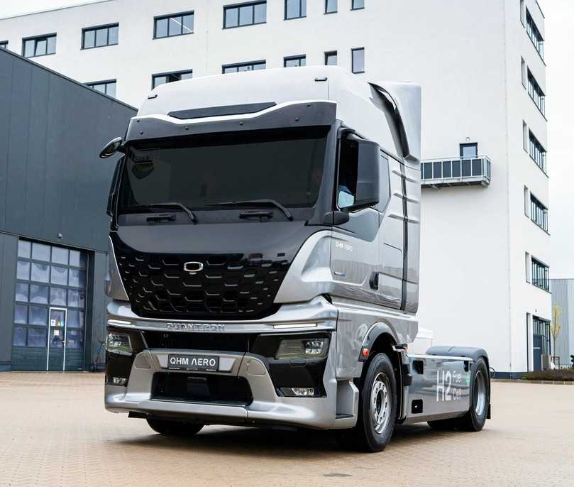 Die Fuel-Cell-Sattelzugmaschine Quantron QHM FCEV AERO besitzt H2-Tanks zwischen den Achsen und zwei jeweils 120 kW starke Ballard-Brennstoffzellen. | Foto: Quantron AG Die Fuel-Cell-Sattelzugmaschine Quantron QHM FCEV AERO besitzt H2-Tanks zwischen den Achsen und zwei jeweils 120 kW starke Ballard-Brennstoffzellen. | Foto: Quantron AG