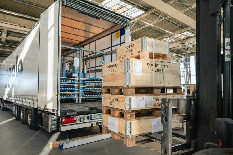 Jedes Packstück erhält ein eigenes RFID-Label, mit dem es von den Lesegeräten erfasst wird. | Foto: Seele Jedes Packstück erhält ein eigenes RFID-Label, mit dem es von den Lesegeräten erfasst wird. | Foto: Seele