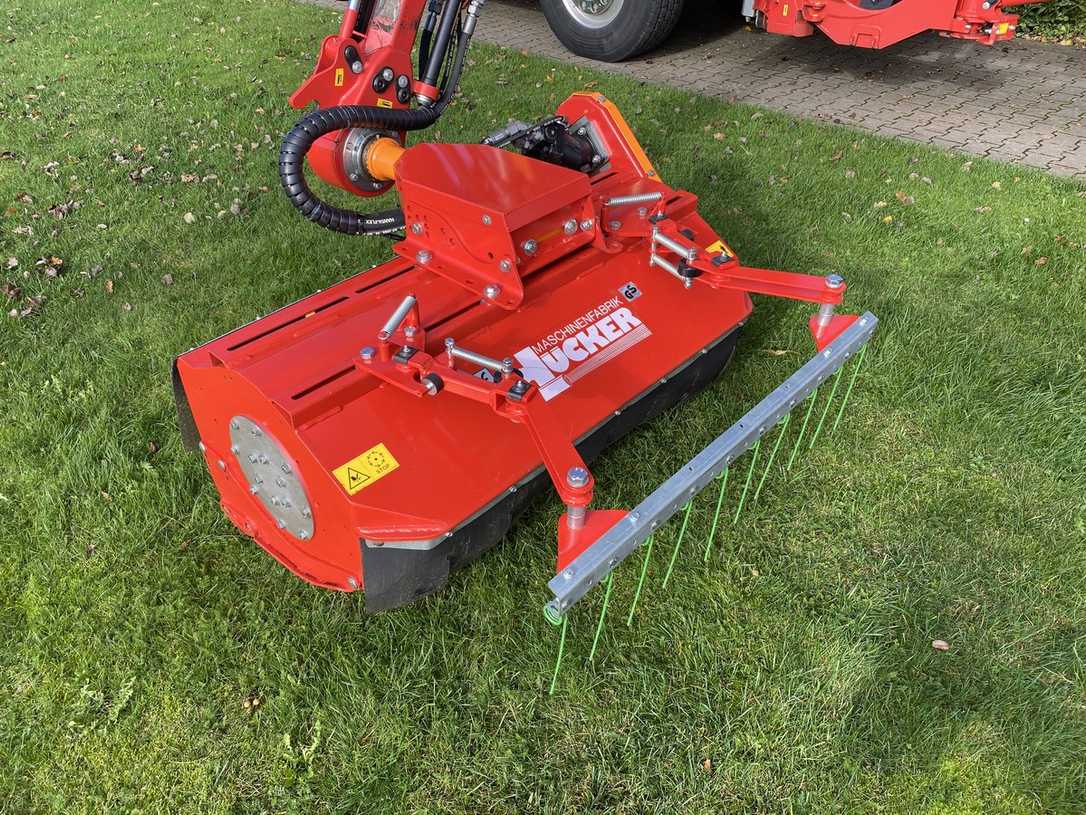 Dücker mit dem Schlegelmähkopf VMS 1200 Öko auf der Demopark Dücker mit dem Schlegelmähkopf VMS 1200 Öko auf der Demopark
