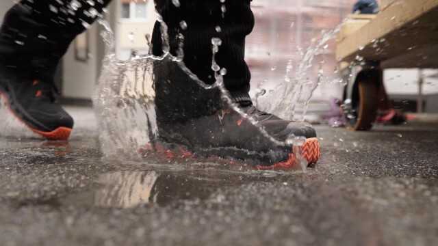 In den wasserfesten Arbeitsschuh kann von außen keine Nässe eindringen, Feuchtigkeit von innen wird nach außen abgeleitet. In den wasserfesten Arbeitsschuh kann von außen keine Nässe eindringen, Feuchtigkeit von innen wird nach außen abgeleitet.