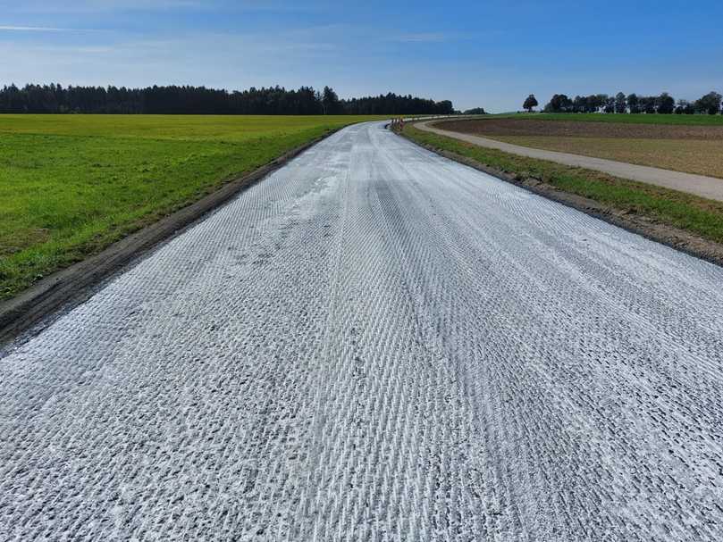 Nach dem Ansprühen mit Bikatech-K Kalkmilch kann die Asphaltfläche sofort wieder befahren werden. | Foto: BiKaTech Nach dem Ansprühen mit Bikatech-K Kalkmilch kann die Asphaltfläche sofort wieder befahren werden. | Foto: BiKaTech