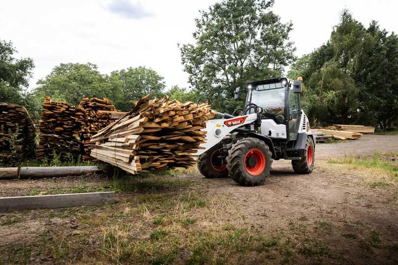 Mehr Fahrkomfort beim Bewegen schwerer Lasten in der Schaufel oder auf der Palettengabel und weniger Materialverlust während der Fahrt verspricht die überarbeitete Ausleger-Schwingungsdämpfung von Bobcat. | Foto: Bobcat Mehr Fahrkomfort beim Bewegen schwerer Lasten in der Schaufel oder auf der Palettengabel und weniger Materialverlust während der Fahrt verspricht die überarbeitete Ausleger-Schwingungsdämpfung von Bobcat. | Foto: Bobcat