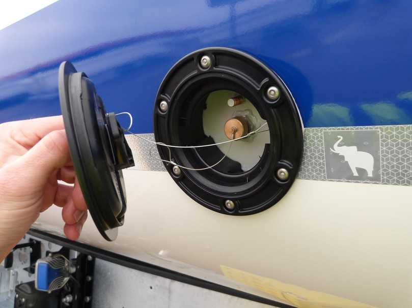 Wie ein Tankdeckel gibt der Drehverschluss im Thermoaufbau den Zugang für die Temperaturmessung am Ladegut frei. | Foto: Schmitz Cargobull Wie ein Tankdeckel gibt der Drehverschluss im Thermoaufbau den Zugang für die Temperaturmessung am Ladegut frei. | Foto: Schmitz Cargobull