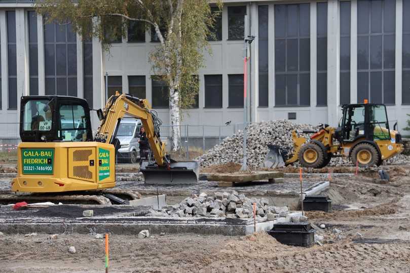 Aktuell legen Cat Mobilbagger, Minibagger, Radlader und Walze einen neuen Parkplatz rund um das Sportforum Berlin im Bezirk Lichtenberg an. | Foto: Zeppelin Aktuell legen Cat Mobilbagger, Minibagger, Radlader und Walze einen neuen Parkplatz rund um das Sportforum Berlin im Bezirk Lichtenberg an. | Foto: Zeppelin
