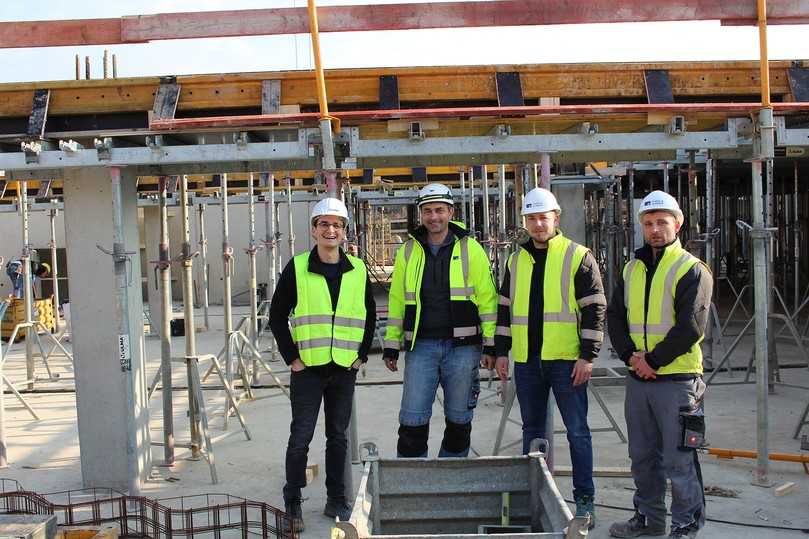 Dreamteam (v.l): Ulma-Mitarbeiter Francesco Cinelli mit Polier Thorsten Weigl, Bauleiter Carsten Hubing und Polier Armend Nimanaj von Faber & Schnepp | Foto: Ulma Construction GmbH Dreamteam (v.l): Ulma-Mitarbeiter Francesco Cinelli mit Polier Thorsten Weigl, Bauleiter Carsten Hubing und Polier Armend Nimanaj von Faber & Schnepp | Foto: Ulma Construction GmbH