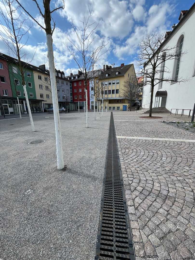 Das von den Verkehrsflächen gesammelte Wasser wird vor der Verwendung zur Bewässerung der Baumgruben gereinigt – mit der „Drainfix Clean"-Rinne. | Foto: Hauraton Das von den Verkehrsflächen gesammelte Wasser wird vor der Verwendung zur Bewässerung der Baumgruben gereinigt – mit der „Drainfix Clean"-Rinne. | Foto: Hauraton