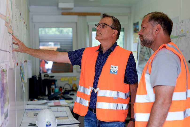 Bei einer unangemeldeten Baustellenprüfung geht es nicht nur um die Bauausführung selbst, sondern auch um die begleitende Dokumentation, etwa Eigenüberwachungsprotokolle, Dichtheitsnachweise, Angaben zur Materialverwendung oder Prüfberichte zur Verdichtung. | Foto: Güteschutz Kanalbau Bei einer unangemeldeten Baustellenprüfung geht es nicht nur um die Bauausführung selbst, sondern auch um die begleitende Dokumentation, etwa Eigenüberwachungsprotokolle, Dichtheitsnachweise, Angaben zur Materialverwendung oder Prüfberichte zur Verdichtung. | Foto: Güteschutz Kanalbau