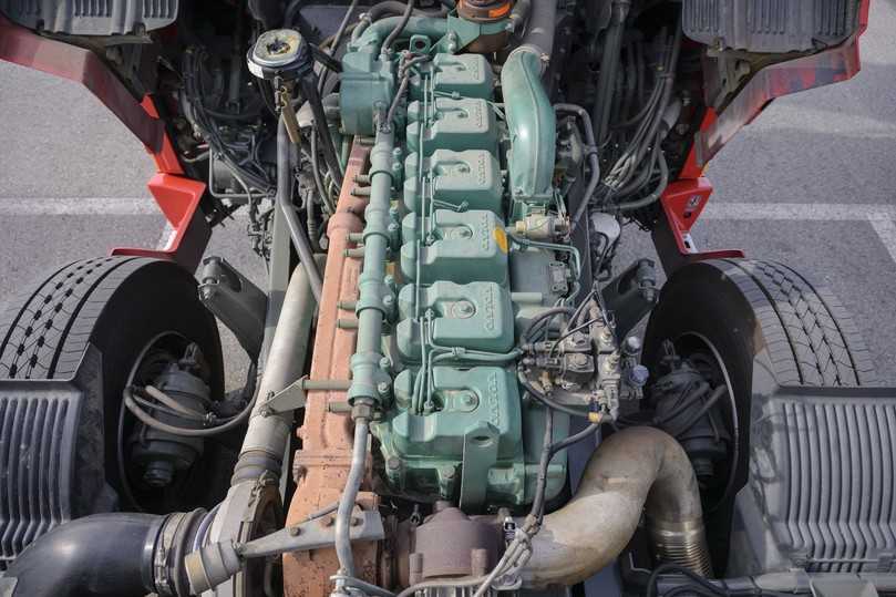 Der betagte D16A im FH16 Classic verfügt über sechs einzelne Zylinderköpfe, performt aber ausgezeichnet. | Foto: Quatex Der betagte D16A im FH16 Classic verfügt über sechs einzelne Zylinderköpfe, performt aber ausgezeichnet. | Foto: Quatex