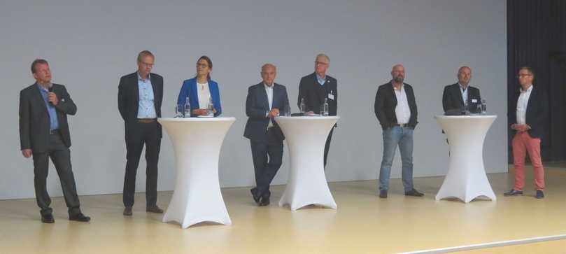 Hochkarätige Besetzung einer Podiumsdiskussion zum Thema „Qualitätsüberwachung in Druckrohrsanierung und Trinkwasserversorgung“ | Foto: B_I/Valdix Hochkarätige Besetzung einer Podiumsdiskussion zum Thema „Qualitätsüberwachung in Druckrohrsanierung und Trinkwasserversorgung“ | Foto: B_I/Valdix