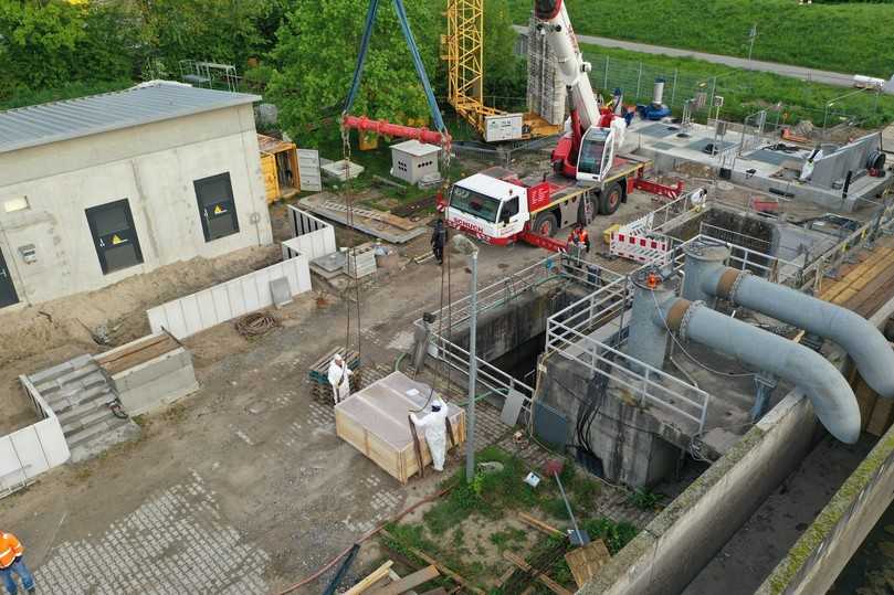 Am Pumpwerk „Am Waldpark“ in Altrip koordinieren Fachkräfte präzise Hebe- und Einbaumaßnahmen – direkt am und unter dem Rheindeich. | Foto: Swietelsky-Faber Am Pumpwerk „Am Waldpark“ in Altrip koordinieren Fachkräfte präzise Hebe- und Einbaumaßnahmen – direkt am und unter dem Rheindeich. | Foto: Swietelsky-Faber
