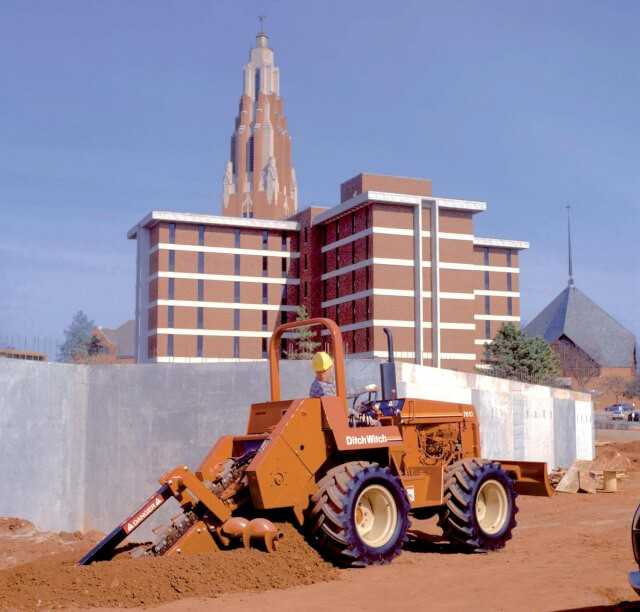 1967-2002 – 35 Jahre Ditch Witch- Grabenfräsen der Mittelklasse mit mechanisch angetriebenem Arbeits- Modul, wahlweise Fräse, Pflug oder Felsrad. Verfüllschild war Serie, ein Frontbagger Sonderausstattung. Herzstück all dieser Maschinen mit Modellbezeichnungen von 3210 bis 7610 waren die luftgekühlten Deutz Dieselmotoren der Modell-Serien von F2L511 bis F4L912. Die abgebildete 7610 wurde als letzte 2002 gebaut. 1967-2002 – 35 Jahre Ditch Witch- Grabenfräsen der Mittelklasse mit mechanisch angetriebenem Arbeits- Modul, wahlweise Fräse, Pflug oder Felsrad. Verfüllschild war Serie, ein Frontbagger Sonderausstattung. Herzstück all dieser Maschinen mit Modellbezeichnungen von 3210 bis 7610 waren die luftgekühlten Deutz Dieselmotoren der Modell-Serien von F2L511 bis F4L912. Die abgebildete 7610 wurde als letzte 2002 gebaut.