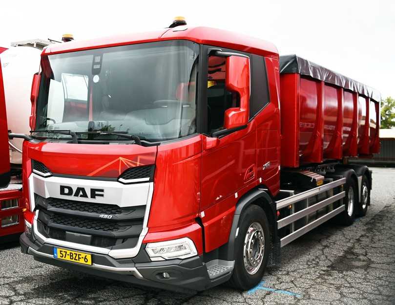 Den Abrollkipper DAF XD 450 6x2 mit luftgefederter 8-t-Nachlaufachse treibt der 10,8-l-Motor MX-11 mit 449 PS an. | Foto: QUATEX Den Abrollkipper DAF XD 450 6x2 mit luftgefederter 8-t-Nachlaufachse treibt der 10,8-l-Motor MX-11 mit 449 PS an. | Foto: QUATEX