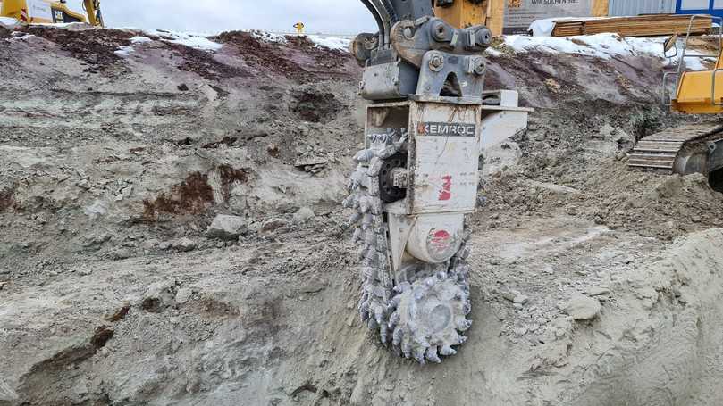 Zum Öffnen des Kanals in felsigem Untergrund kam die Kemroc-Kettenfräse EK 150 zum Einsatz. Zwischen den seitlichen Schneidköpfen läuft eine Fräskette mit Hartmetallmeißeln. Sie entfernt den normalerweise entstehenden Mittelsteg aus Gestein. | Foto: Kemroc Zum Öffnen des Kanals in felsigem Untergrund kam die Kemroc-Kettenfräse EK 150 zum Einsatz. Zwischen den seitlichen Schneidköpfen läuft eine Fräskette mit Hartmetallmeißeln. Sie entfernt den normalerweise entstehenden Mittelsteg aus Gestein. | Foto: Kemroc