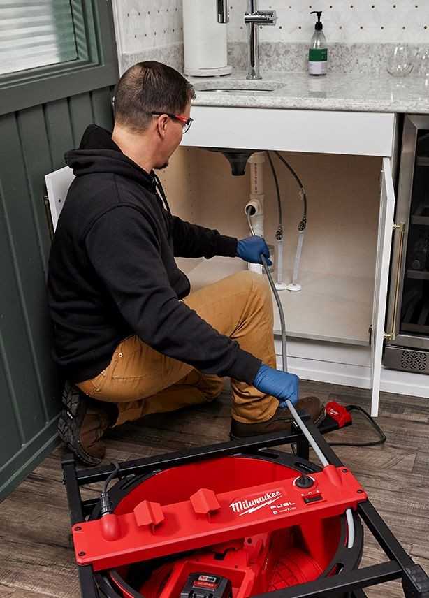 Ein elektronisches Fußpedal und eine Trommelbremse für einen schnellen Stopp sorgen für größtmögliche Kontrolle und Sicherheit. | Foto: Milwaukee Electric Tool Ein elektronisches Fußpedal und eine Trommelbremse für einen schnellen Stopp sorgen für größtmögliche Kontrolle und Sicherheit. | Foto: Milwaukee Electric Tool