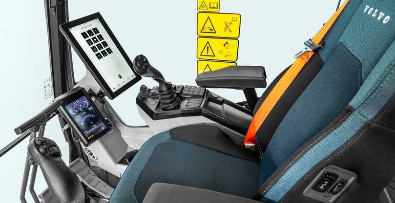 Hochmoderner Arbeitsplatz: die neue Volvo-Baggerkabine mit Deluxe-Fahrersitz und dem Zusatzdisplay für die "Copilot"-Maschinensteuerung. | Foto: Volvo CE Hochmoderner Arbeitsplatz: die neue Volvo-Baggerkabine mit Deluxe-Fahrersitz und dem Zusatzdisplay für die "Copilot"-Maschinensteuerung. | Foto: Volvo CE