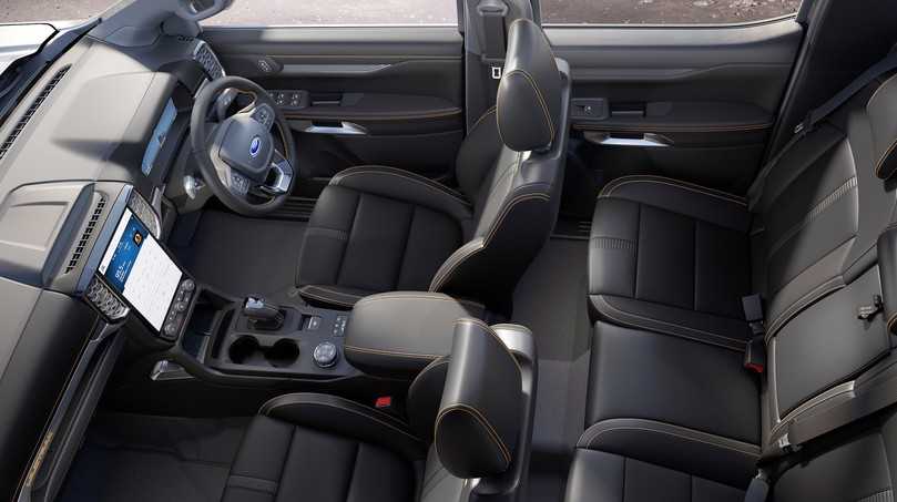 Pkw-like und mit viel Softtouch-Materialien hat Ford den Innenraum gestaltet. In der Mittelkonsole dominiert ein Hochkant-Touchscreen für das Sync4-Infotainmentsystem. | Foto: Ford Pkw-like und mit viel Softtouch-Materialien hat Ford den Innenraum gestaltet. In der Mittelkonsole dominiert ein Hochkant-Touchscreen für das Sync4-Infotainmentsystem. | Foto: Ford