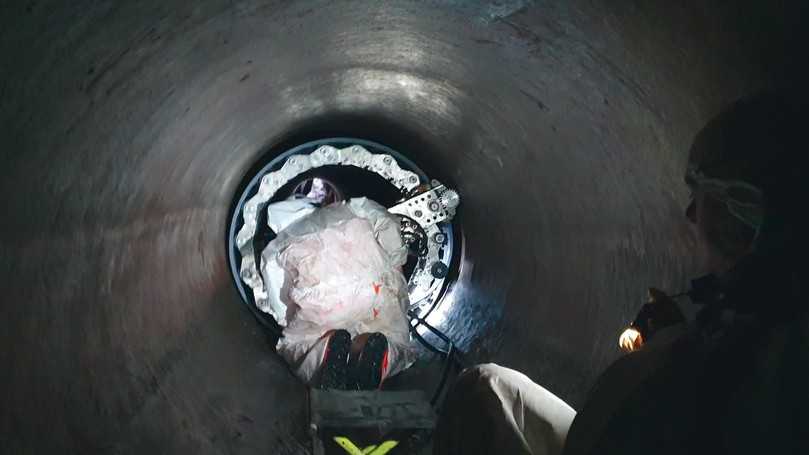 Die Wickelmaschine bewegt sich in Sanierungsrichtung durch den Kanal und wickelt nachlaufend das Rohr als Inliner. | Foto: Swietelsky-Faber Die Wickelmaschine bewegt sich in Sanierungsrichtung durch den Kanal und wickelt nachlaufend das Rohr als Inliner. | Foto: Swietelsky-Faber