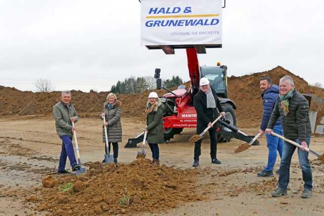 Spatenstich für die neue Firmenzentrale von Hald & Grunewald, die innerhalb von rund 18 Monaten auf einer Fläche von 18.872 Quadratmetern entstehen soll. Spatenstich für die neue Firmenzentrale von Hald & Grunewald, die innerhalb von rund 18 Monaten auf einer Fläche von 18.872 Quadratmetern entstehen soll.