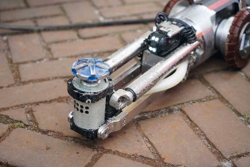 Induron B.V. bearbeitet alle im Kanalrohr vorzufindenden Materialien mit unterschiedlichen Fräsköpfen am MicroGator Air, mit dem sie den Einsatzbereich von gelinerten DN 200 bis DN 800 abdecken. | Foto: IBAK Induron B.V. bearbeitet alle im Kanalrohr vorzufindenden Materialien mit unterschiedlichen Fräsköpfen am MicroGator Air, mit dem sie den Einsatzbereich von gelinerten DN 200 bis DN 800 abdecken. | Foto: IBAK