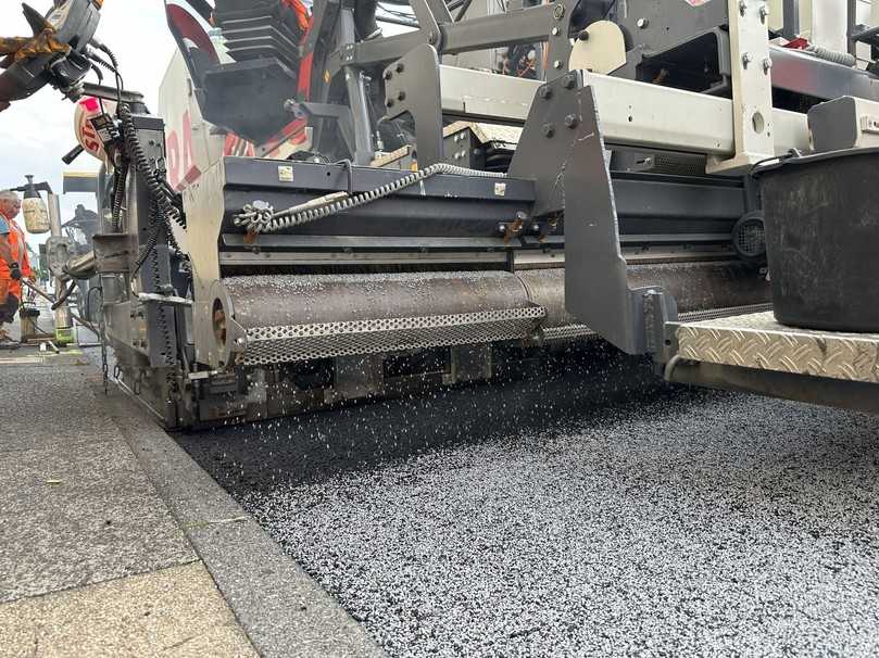 Das für eine Clean Air Asphaltdeckschicht eingesetzte Abstreumaterial ist mit Titandioxid (TiO2) versetztem. | Foto: Strabag AG Das für eine Clean Air Asphaltdeckschicht eingesetzte Abstreumaterial ist mit Titandioxid (TiO2) versetztem. | Foto: Strabag AG