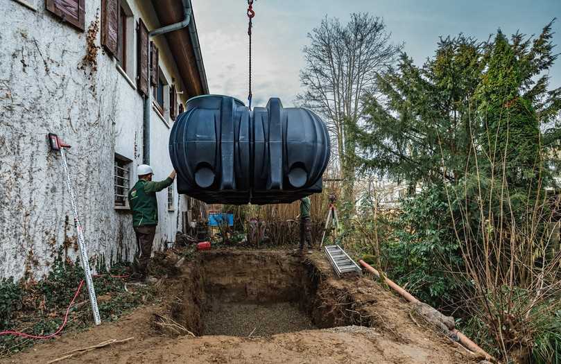 Der Graf Flachtank Platin wurde mit einem Kran vom Lkw in die Grube gehoben. | Foto: Graf Der Graf Flachtank Platin wurde mit einem Kran vom Lkw in die Grube gehoben. | Foto: Graf