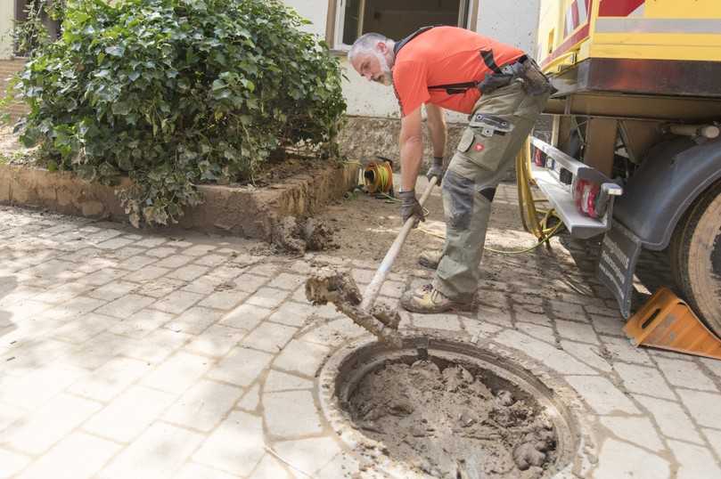 Knochenarbeit: Nach der Flut sind Schächte und Kanäle verschlammt – manches Mal hat ein Schmutzfang Schlimmeres verhindert. | Foto: IKT Knochenarbeit: Nach der Flut sind Schächte und Kanäle verschlammt – manches Mal hat ein Schmutzfang Schlimmeres verhindert. | Foto: IKT