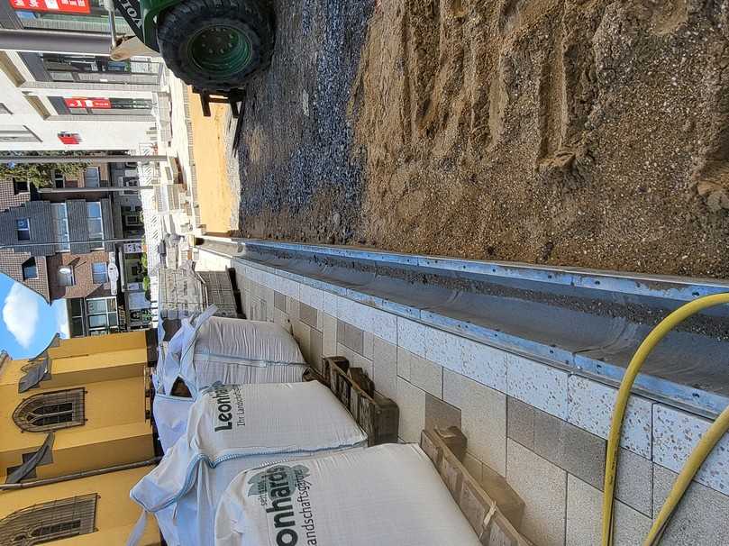 Der Einbau der Bircosir-Rinne. Sie wird gesetzt wie eine normale Entwässerungsrinne mit Fundament und Rückenstütze. | Foto: Birco