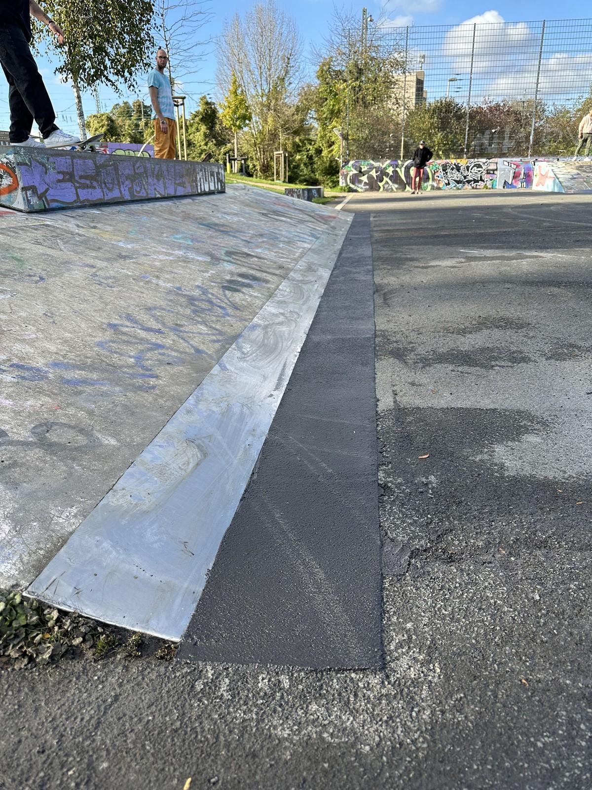 Nach nur kurzer Aushärtungszeit waren die Rampen und Rails des Skateparks wieder befahrbar. | Foto: Triflex Nach nur kurzer Aushärtungszeit waren die Rampen und Rails des Skateparks wieder befahrbar. | Foto: Triflex