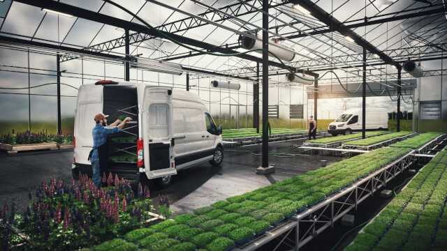 Eine bordeigene Energieversorgung verwandelt den E-Transit in eine mobile 2,3 kWh-Stromquelle. Eine bordeigene Energieversorgung verwandelt den E-Transit in eine mobile 2,3 kWh-Stromquelle.