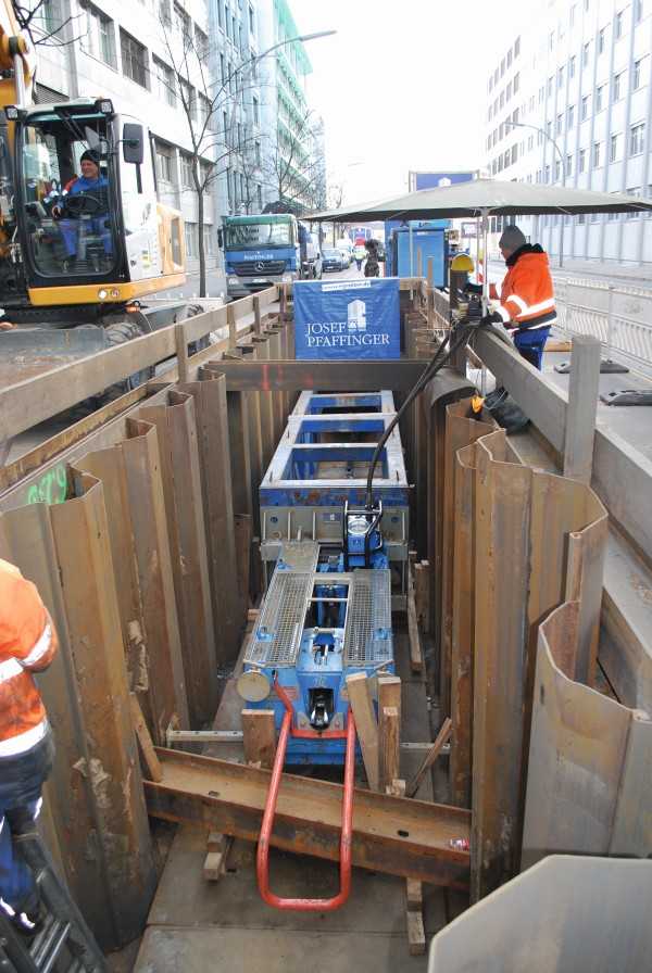 Die Zuglafette in der Zielbaugrube mit einer maximalen Zugkraft von 250 Tonnen. Die Zuglafette in der Zielbaugrube mit einer maximalen Zugkraft von 250 Tonnen.