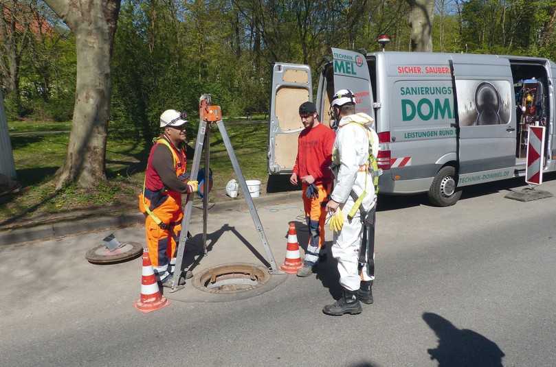 Einstieg für die Sanierungskolonne. Die Abwasserschächte befanden sich mitten auf der Straße, was eine durchdachte Verkehrssicherung erforderte. | Foto: Sanierungstechnik Dommel Einstieg für die Sanierungskolonne. Die Abwasserschächte befanden sich mitten auf der Straße, was eine durchdachte Verkehrssicherung erforderte. | Foto: Sanierungstechnik Dommel