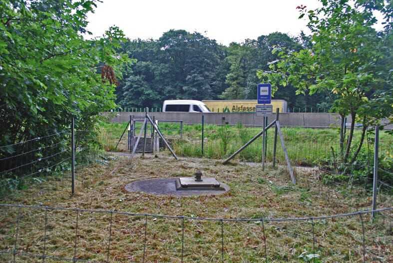 Trinkwasserbrunnen neben der Autobahn. Im Hintergrund der fließende Verkehr. Trinkwasserbrunnen neben der Autobahn. Im Hintergrund der fließende Verkehr.