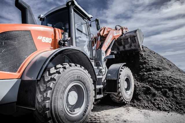 Beim AR 680 geht es richtig zur Sache: Reißkraft und Schubkraft betragen 11.900 daN und 11.600 daN. Die Kipplast gestreckt 8.616 kg und 7.854 kg in geknickter Stellung. | Fotos: weycor Beim AR 680 geht es richtig zur Sache: Reißkraft und Schubkraft betragen 11.900 daN und 11.600 daN. Die Kipplast gestreckt 8.616 kg und 7.854 kg in geknickter Stellung. | Fotos: weycor