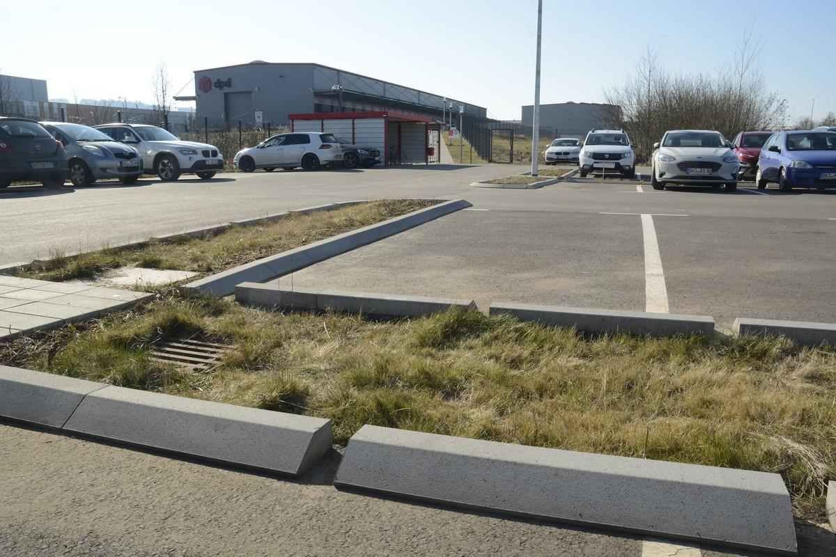 Im Vergleich zur konventionellen Bauweise erfolgte der gesamte Einbau der Flachbordsteine mit der Klebetechnik deutlich sauberer und effizienter. | Foto: Hermann MEUDT Betonsteinwerk GmbH