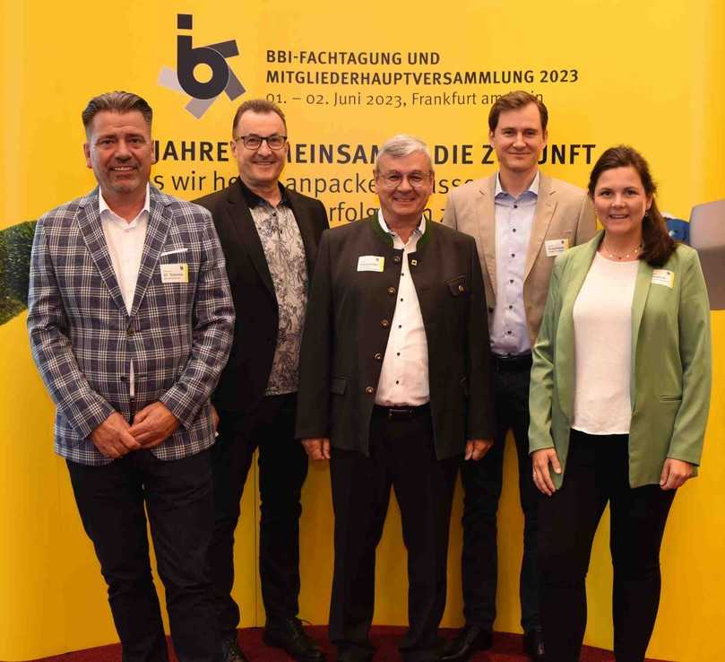 Der neu gewählte Vorstand des bbi (v.l.n.r.): Dr. Thomas Schnohr (pfk Group GmbH), Peter Schrader (Zeppelin Rental), Heinrich Odenwälder (Odenwälder Baumaschinen GmbH), Roman Roggermaier (Roggermaier Arbeitsbühnen) und Carolin Ziesmann (Ziesmann Baugeräte GmbH). Es fehlt: Dr. Alexander Frass (MF Gabelstapler Service GmbH). | Foto: bbi Der neu gewählte Vorstand des bbi (v.l.n.r.): Dr. Thomas Schnohr (pfk Group GmbH), Peter Schrader (Zeppelin Rental), Heinrich Odenwälder (Odenwälder Baumaschinen GmbH), Roman Roggermaier (Roggermaier Arbeitsbühnen) und Carolin Ziesmann (Ziesmann Baugeräte GmbH). Es fehlt: Dr. Alexander Frass (MF Gabelstapler Service GmbH). | Foto: bbi