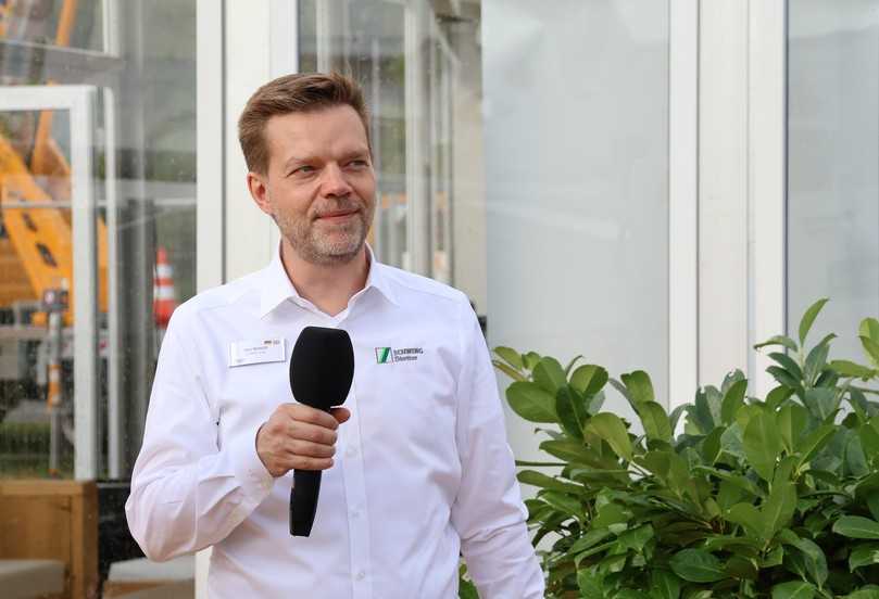 Bewertet die Nordbau 2024 positiv: Jens Heinrich, Marketingleiter bei Schwing Stetter, beim Fachpresse-Rundgang. | Foto: bb Bewertet die Nordbau 2024 positiv: Jens Heinrich, Marketingleiter bei Schwing Stetter, beim Fachpresse-Rundgang. | Foto: bb