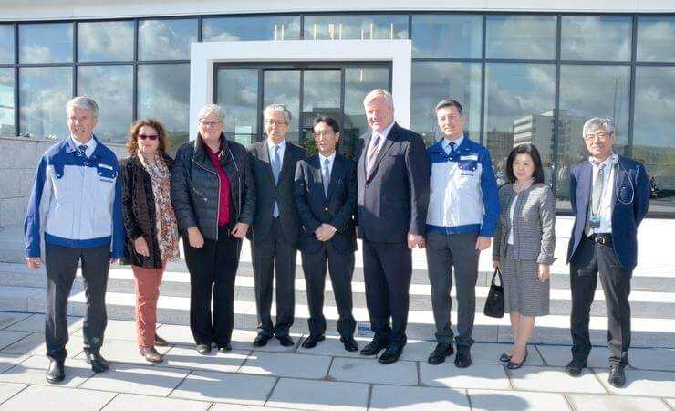 Großer Bahnhof in Hannover: Deutschlandchef Ralf Petzold, Michaela Michalowitz (Region Hannover), Sabine Tegtmeier-Dette (Stadt Hannover), Botschafter Takeshi Yagi, Komatsu-Präsident Hiroyuki Ogawa, Dr. Bernd Althusmann, Göksel Güner, Kikuko Kato und Masatoshi Morishita vor dem neuen Komatsu-Gebäude. Großer Bahnhof in Hannover: Deutschlandchef Ralf Petzold, Michaela Michalowitz (Region Hannover), Sabine Tegtmeier-Dette (Stadt Hannover), Botschafter Takeshi Yagi, Komatsu-Präsident Hiroyuki Ogawa, Dr. Bernd Althusmann, Göksel Güner, Kikuko Kato und Masatoshi Morishita vor dem neuen Komatsu-Gebäude.