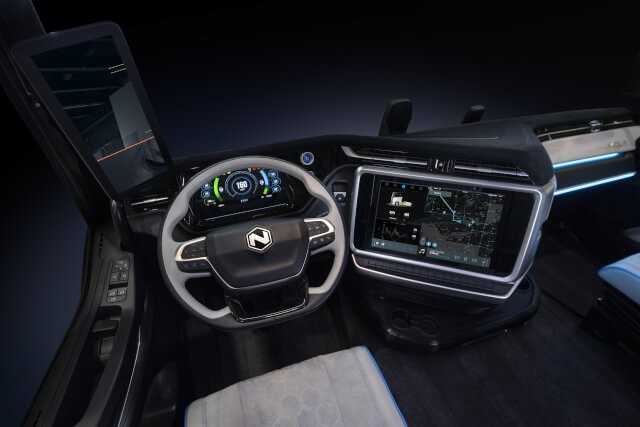 Das Cockpit vom Nikola TRE: Über das Infotainmentsystem lassen sich Fahrzeugfunktionen wie Klima, Spiegelverstellung, Fahrhöhe oder Navigation bedienen. Das Cockpit vom Nikola TRE: Über das Infotainmentsystem lassen sich Fahrzeugfunktionen wie Klima, Spiegelverstellung, Fahrhöhe oder Navigation bedienen.