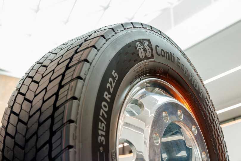 Der Antriebsreifen hat eine neue Reifenkontur bekommen, die sich im Schulterbereich durch eine rollwiderstandsoptimierte Bodenaufstandsfläche auszeichnet. | Foto: Continental Reifen Deutschland GmbH Der Antriebsreifen hat eine neue Reifenkontur bekommen, die sich im Schulterbereich durch eine rollwiderstandsoptimierte Bodenaufstandsfläche auszeichnet. | Foto: Continental Reifen Deutschland GmbH