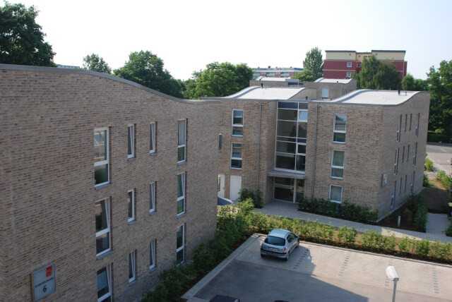 Die Wellenform der Dächer bei den „Sieben Moislingen“ ist nicht nur ein architektonischer Akzent, sondern verweist auch auf die nahegelegene Trave. Die Wellenform der Dächer bei den „Sieben Moislingen“ ist nicht nur ein architektonischer Akzent, sondern verweist auch auf die nahegelegene Trave.