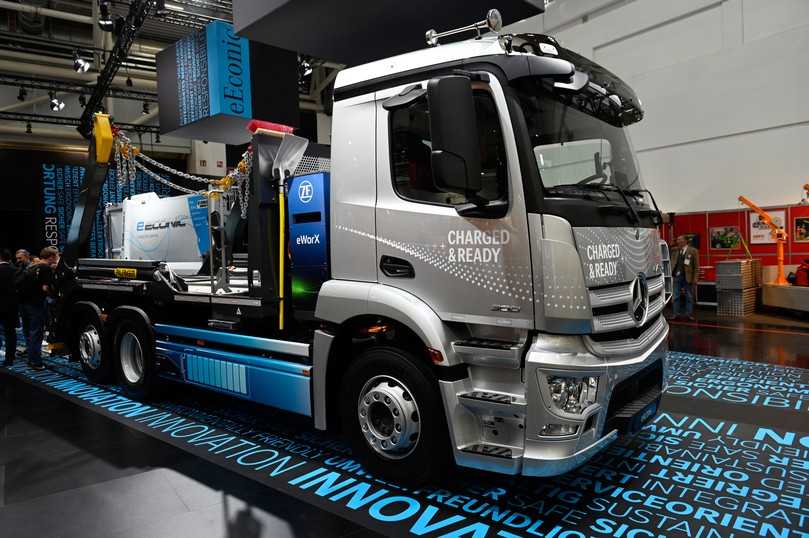Auf Basis des vollelektrischen eActros 6x2 zeigte Mercedes erstmals einen Absetzkipper mit Palfinger-Aufbau. | Foto: Quantron Auf Basis des vollelektrischen eActros 6x2 zeigte Mercedes erstmals einen Absetzkipper mit Palfinger-Aufbau. | Foto: Quantron